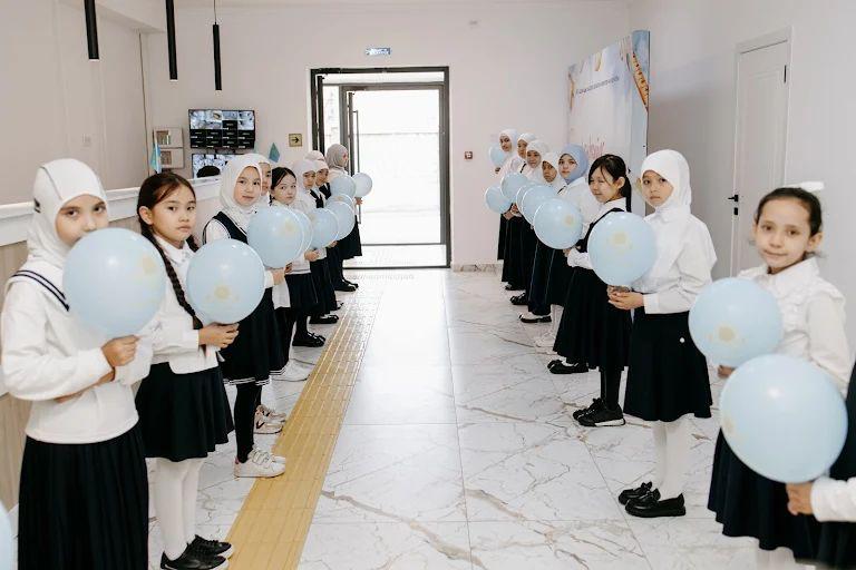 زيارة سعادة أحمد راشد الزعابي لدار ومدرسة 