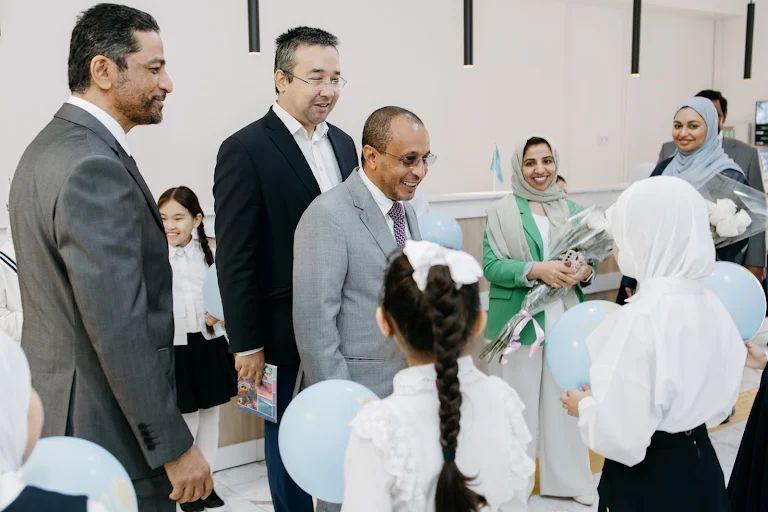 زيارة سعادة أحمد راشد الزعابي لدار ومدرسة 