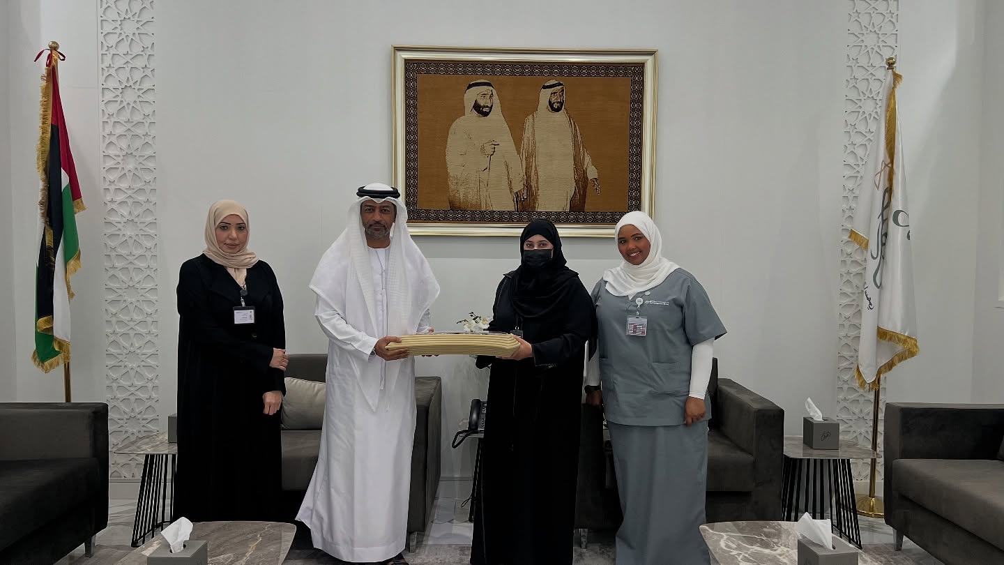  قام وفد من مستشفى صقر بزيارة مؤسسة صقر بن محمد القاسمي للأعمال الخيرية والإنسانية لتقديم التهاني بمناسبة العيد